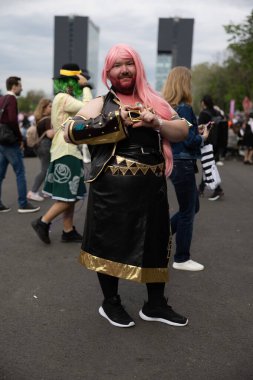 Bükreş, Romanya - 27 Nisan 2025: Doğu Avrupa Comic Con 'da Cosplayers. Çizgi roman, film, TV dizisi, bilim kurgu ve fantezi, oyun, Japon kültürü, Anime, Manga, tahta oyunları, kart oyunları ve son olarak da teknoloji oyunlarını seviyorlar..