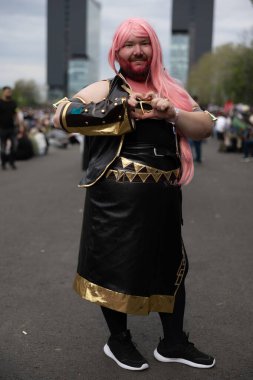 Bükreş, Romanya - 27 Nisan 2025: Doğu Avrupa Comic Con 'da Cosplayers. Çizgi roman, film, TV dizisi, bilim kurgu ve fantezi, oyun, Japon kültürü, Anime, Manga, tahta oyunları, kart oyunları ve son olarak da teknoloji oyunlarını seviyorlar..