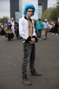 Bükreş, Romanya - 27 Nisan 2025: Doğu Avrupa Comic Con 'da Cosplayers. Çizgi roman, film, TV dizisi, bilim kurgu ve fantezi, oyun, Japon kültürü, Anime, Manga, tahta oyunları, kart oyunları ve son olarak da teknoloji oyunlarını seviyorlar..