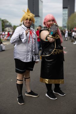 Bükreş, Romanya - 27 Nisan 2025: Doğu Avrupa Comic Con 'da Cosplayers. Çizgi roman, film, TV dizisi, bilim kurgu ve fantezi, oyun, Japon kültürü, Anime, Manga, tahta oyunları, kart oyunları ve son olarak da teknoloji oyunlarını seviyorlar..