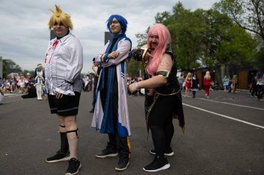 Bükreş, Romanya - 27 Nisan 2025: Doğu Avrupa Comic Con 'da Cosplayers. Çizgi roman, film, TV dizisi, bilim kurgu ve fantezi, oyun, Japon kültürü, Anime, Manga, tahta oyunları, kart oyunları ve son olarak da teknoloji oyunlarını seviyorlar..