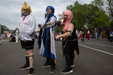 Bükreş, Romanya - 27 Nisan 2025: Doğu Avrupa Comic Con 'da Cosplayers. Çizgi roman, film, TV dizisi, bilim kurgu ve fantezi, oyun, Japon kültürü, Anime, Manga, tahta oyunları, kart oyunları ve son olarak da teknoloji oyunlarını seviyorlar..