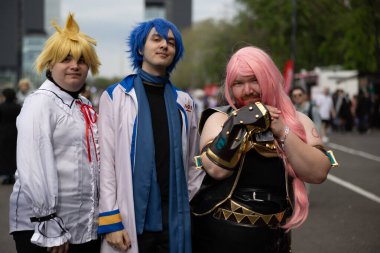 Bükreş, Romanya - 27 Nisan 2025: Doğu Avrupa Comic Con 'da Cosplayers. Çizgi roman, film, TV dizisi, bilim kurgu ve fantezi, oyun, Japon kültürü, Anime, Manga, tahta oyunları, kart oyunları ve son olarak da teknoloji oyunlarını seviyorlar..