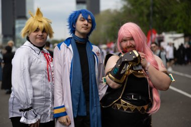 Bükreş, Romanya - 27 Nisan 2025: Doğu Avrupa Comic Con 'da Cosplayers. Çizgi roman, film, TV dizisi, bilim kurgu ve fantezi, oyun, Japon kültürü, Anime, Manga, tahta oyunları, kart oyunları ve son olarak da teknoloji oyunlarını seviyorlar..