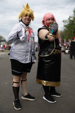 Bükreş, Romanya - 27 Nisan 2025: Doğu Avrupa Comic Con 'da Cosplayers. Çizgi roman, film, TV dizisi, bilim kurgu ve fantezi, oyun, Japon kültürü, Anime, Manga, tahta oyunları, kart oyunları ve son olarak da teknoloji oyunlarını seviyorlar..