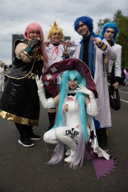 Bükreş, Romanya - 27 Nisan 2025: Doğu Avrupa Comic Con 'da Cosplayers. Çizgi roman, film, TV dizisi, bilim kurgu ve fantezi, oyun, Japon kültürü, Anime, Manga, tahta oyunları, kart oyunları ve son olarak da teknoloji oyunlarını seviyorlar..