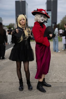 Bükreş, Romanya - 27 Nisan 2025: Doğu Avrupa Comic Con 'da Cosplayers. Çizgi roman, film, TV dizisi, bilim kurgu ve fantezi, oyun, Japon kültürü, Anime, Manga, tahta oyunları, kart oyunları ve son olarak da teknoloji oyunlarını seviyorlar..