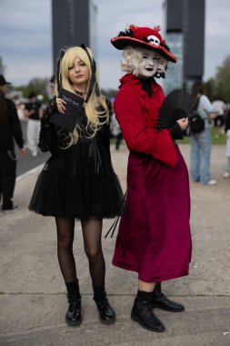 Bükreş, Romanya - 27 Nisan 2025: Doğu Avrupa Comic Con 'da Cosplayers. Çizgi roman, film, TV dizisi, bilim kurgu ve fantezi, oyun, Japon kültürü, Anime, Manga, tahta oyunları, kart oyunları ve son olarak da teknoloji oyunlarını seviyorlar..