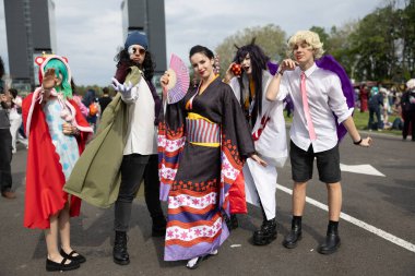 Bükreş, Romanya - 27 Nisan 2025: Doğu Avrupa Comic Con 'da Cosplayers. Çizgi roman, film, TV dizisi, bilim kurgu ve fantezi, oyun, Japon kültürü, Anime, Manga, tahta oyunları, kart oyunları ve son olarak da teknoloji oyunlarını seviyorlar..