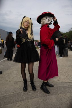 Bükreş, Romanya - 27 Nisan 2025: Doğu Avrupa Comic Con 'da Cosplayers. Çizgi roman, film, TV dizisi, bilim kurgu ve fantezi, oyun, Japon kültürü, Anime, Manga, tahta oyunları, kart oyunları ve son olarak da teknoloji oyunlarını seviyorlar..