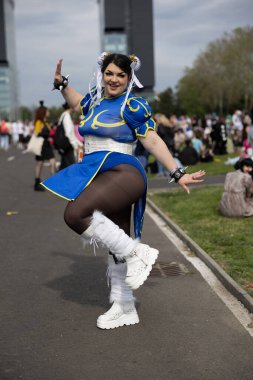 Bükreş, Romanya - 27 Nisan 2025: Doğu Avrupa Comic Con 'da Cosplayers. Çizgi roman, film, TV dizisi, bilim kurgu ve fantezi, oyun, Japon kültürü, Anime, Manga, tahta oyunları, kart oyunları ve son olarak da teknoloji oyunlarını seviyorlar..