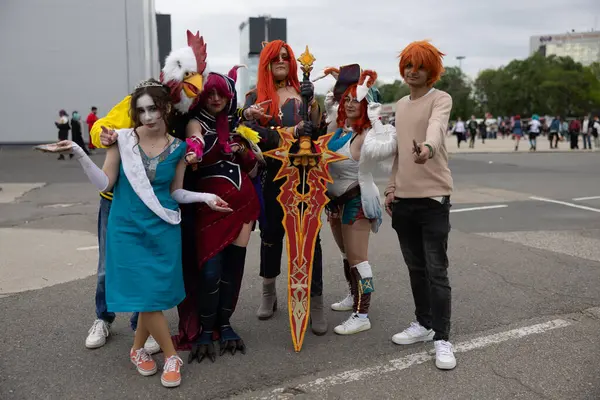 Bükreş, Romanya - 27 Nisan 2025: Doğu Avrupa Comic Con 'da Cosplayers. Çizgi roman, film, TV dizisi, bilim kurgu ve fantezi, oyun, Japon kültürü, Anime, Manga, tahta oyunları, kart oyunları ve son olarak da teknoloji oyunlarını seviyorlar..