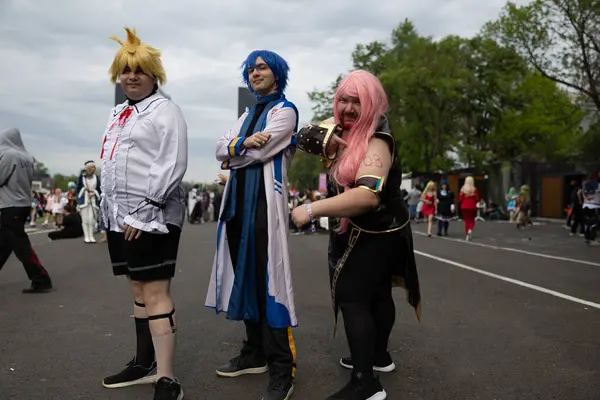 Bükreş, Romanya - 27 Nisan 2025: Doğu Avrupa Comic Con 'da Cosplayers. Çizgi roman, film, TV dizisi, bilim kurgu ve fantezi, oyun, Japon kültürü, Anime, Manga, tahta oyunları, kart oyunları ve son olarak da teknoloji oyunlarını seviyorlar..