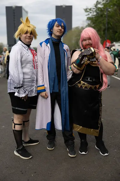 Bükreş, Romanya - 27 Nisan 2025: Doğu Avrupa Comic Con 'da Cosplayers. Çizgi roman, film, TV dizisi, bilim kurgu ve fantezi, oyun, Japon kültürü, Anime, Manga, tahta oyunları, kart oyunları ve son olarak da teknoloji oyunlarını seviyorlar..