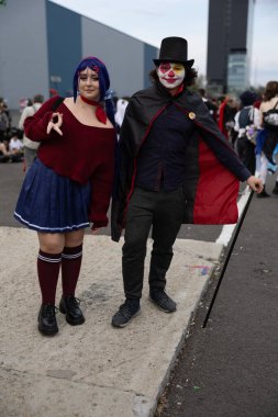 Bükreş, Romanya - 27 Nisan 2025: Doğu Avrupa Comic Con 'da Cosplayers. Çizgi roman, film, TV dizisi, bilim kurgu ve fantezi, oyun, Japon kültürü, Anime, Manga, tahta oyunları, kart oyunları ve son olarak da teknoloji oyunlarını seviyorlar..
