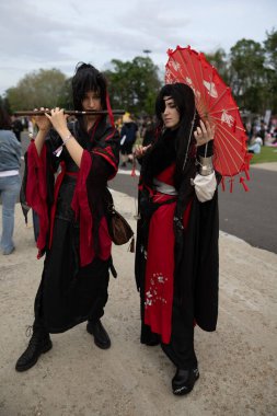 Bükreş, Romanya - 27 Nisan 2025: Doğu Avrupa Comic Con 'da Cosplayers. Çizgi roman, film, TV dizisi, bilim kurgu ve fantezi, oyun, Japon kültürü, Anime, Manga, tahta oyunları, kart oyunları ve son olarak da teknoloji oyunlarını seviyorlar..