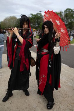 Bükreş, Romanya - 27 Nisan 2025: Doğu Avrupa Comic Con 'da Cosplayers. Çizgi roman, film, TV dizisi, bilim kurgu ve fantezi, oyun, Japon kültürü, Anime, Manga, tahta oyunları, kart oyunları ve son olarak da teknoloji oyunlarını seviyorlar..
