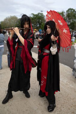 Bükreş, Romanya - 27 Nisan 2025: Doğu Avrupa Comic Con 'da Cosplayers. Çizgi roman, film, TV dizisi, bilim kurgu ve fantezi, oyun, Japon kültürü, Anime, Manga, tahta oyunları, kart oyunları ve son olarak da teknoloji oyunlarını seviyorlar..
