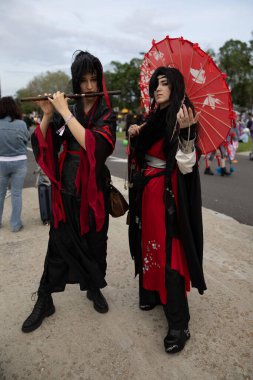 Bükreş, Romanya - 27 Nisan 2025: Doğu Avrupa Comic Con 'da Cosplayers. Çizgi roman, film, TV dizisi, bilim kurgu ve fantezi, oyun, Japon kültürü, Anime, Manga, tahta oyunları, kart oyunları ve son olarak da teknoloji oyunlarını seviyorlar..