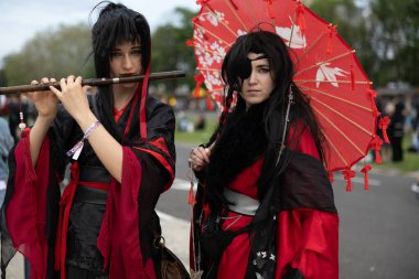 Bükreş, Romanya - 27 Nisan 2025: Doğu Avrupa Comic Con 'da Cosplayers. Çizgi roman, film, TV dizisi, bilim kurgu ve fantezi, oyun, Japon kültürü, Anime, Manga, tahta oyunları, kart oyunları ve son olarak da teknoloji oyunlarını seviyorlar..