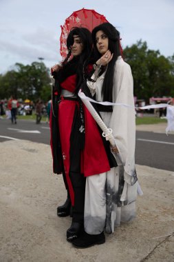 Bükreş, Romanya - 27 Nisan 2025: Doğu Avrupa Comic Con 'da Cosplayers. Çizgi roman, film, TV dizisi, bilim kurgu ve fantezi, oyun, Japon kültürü, Anime, Manga, tahta oyunları, kart oyunları ve son olarak da teknoloji oyunlarını seviyorlar..