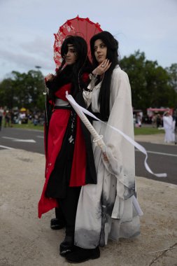 Bükreş, Romanya - 27 Nisan 2025: Doğu Avrupa Comic Con 'da Cosplayers. Çizgi roman, film, TV dizisi, bilim kurgu ve fantezi, oyun, Japon kültürü, Anime, Manga, tahta oyunları, kart oyunları ve son olarak da teknoloji oyunlarını seviyorlar..