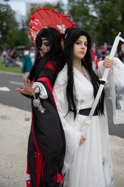 Bükreş, Romanya - 27 Nisan 2025: Doğu Avrupa Comic Con 'da Cosplayers. Çizgi roman, film, TV dizisi, bilim kurgu ve fantezi, oyun, Japon kültürü, Anime, Manga, tahta oyunları, kart oyunları ve son olarak da teknoloji oyunlarını seviyorlar..