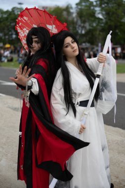 Bükreş, Romanya - 27 Nisan 2025: Doğu Avrupa Comic Con 'da Cosplayers. Çizgi roman, film, TV dizisi, bilim kurgu ve fantezi, oyun, Japon kültürü, Anime, Manga, tahta oyunları, kart oyunları ve son olarak da teknoloji oyunlarını seviyorlar..