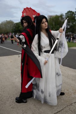 Bükreş, Romanya - 27 Nisan 2025: Doğu Avrupa Comic Con 'da Cosplayers. Çizgi roman, film, TV dizisi, bilim kurgu ve fantezi, oyun, Japon kültürü, Anime, Manga, tahta oyunları, kart oyunları ve son olarak da teknoloji oyunlarını seviyorlar..