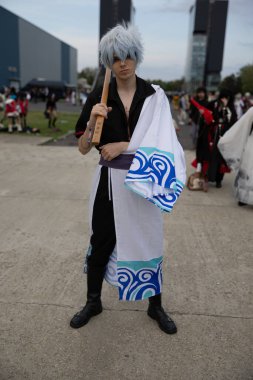 Bükreş, Romanya - 27 Nisan 2025: Doğu Avrupa Comic Con 'da Cosplayers. Çizgi roman, film, TV dizisi, bilim kurgu ve fantezi, oyun, Japon kültürü, Anime, Manga, tahta oyunları, kart oyunları ve son olarak da teknoloji oyunlarını seviyorlar..