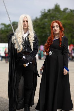 Bükreş, Romanya - 27 Nisan 2025: Doğu Avrupa Comic Con 'da Cosplayers. Çizgi roman, film, TV dizisi, bilim kurgu ve fantezi, oyun, Japon kültürü, Anime, Manga, tahta oyunları, kart oyunları ve son olarak da teknoloji oyunlarını seviyorlar..