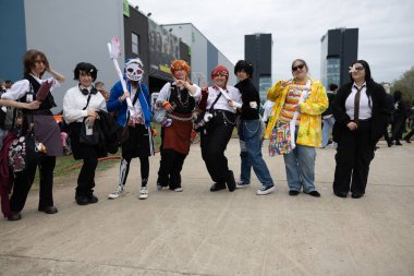 Bükreş, Romanya - 27 Nisan 2025: Doğu Avrupa Comic Con 'da Cosplayers. Çizgi roman, film, TV dizisi, bilim kurgu ve fantezi, oyun, Japon kültürü, Anime, Manga, tahta oyunları, kart oyunları ve son olarak da teknoloji oyunlarını seviyorlar..