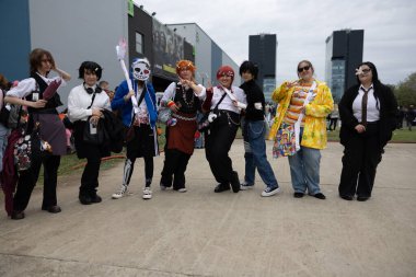 Bükreş, Romanya - 27 Nisan 2025: Doğu Avrupa Comic Con 'da Cosplayers. Çizgi roman, film, TV dizisi, bilim kurgu ve fantezi, oyun, Japon kültürü, Anime, Manga, tahta oyunları, kart oyunları ve son olarak da teknoloji oyunlarını seviyorlar..