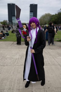 Bükreş, Romanya - 27 Nisan 2025: Doğu Avrupa Comic Con 'da Cosplayers. Çizgi roman, film, TV dizisi, bilim kurgu ve fantezi, oyun, Japon kültürü, Anime, Manga, tahta oyunları, kart oyunları ve son olarak da teknoloji oyunlarını seviyorlar..