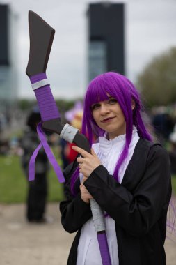 Bükreş, Romanya - 27 Nisan 2025: Doğu Avrupa Comic Con 'da Cosplayers. Çizgi roman, film, TV dizisi, bilim kurgu ve fantezi, oyun, Japon kültürü, Anime, Manga, tahta oyunları, kart oyunları ve son olarak da teknoloji oyunlarını seviyorlar..