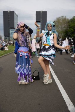 Bükreş, Romanya - 27 Nisan 2025: Doğu Avrupa Comic Con 'da Cosplayers. Çizgi roman, film, TV dizisi, bilim kurgu ve fantezi, oyun, Japon kültürü, Anime, Manga, tahta oyunları, kart oyunları ve son olarak da teknoloji oyunlarını seviyorlar..