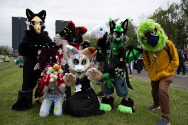 Bükreş, Romanya - 27 Nisan 2025: Doğu Avrupa Comic Con 'da Cosplayers. Çizgi roman, film, TV dizisi, bilim kurgu ve fantezi, oyun, Japon kültürü, Anime, Manga, tahta oyunları, kart oyunları ve son olarak da teknoloji oyunlarını seviyorlar..