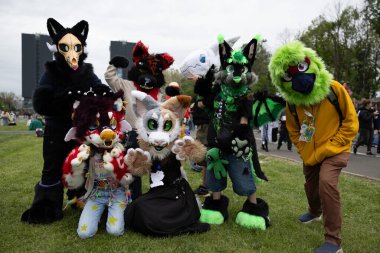 Bükreş, Romanya - 27 Nisan 2025: Doğu Avrupa Comic Con 'da Cosplayers. Çizgi roman, film, TV dizisi, bilim kurgu ve fantezi, oyun, Japon kültürü, Anime, Manga, tahta oyunları, kart oyunları ve son olarak da teknoloji oyunlarını seviyorlar..