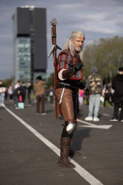 Bükreş, Romanya - 27 Nisan 2025: Doğu Avrupa Comic Con 'da Cosplayers. Çizgi roman, film, TV dizisi, bilim kurgu ve fantezi, oyun, Japon kültürü, Anime, Manga, tahta oyunları, kart oyunları ve son olarak da teknoloji oyunlarını seviyorlar..