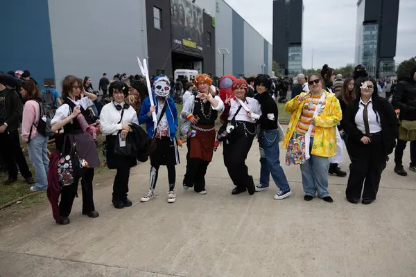 Bükreş, Romanya - 27 Nisan 2025: Doğu Avrupa Comic Con 'da Cosplayers. Çizgi roman, film, TV dizisi, bilim kurgu ve fantezi, oyun, Japon kültürü, Anime, Manga, tahta oyunları, kart oyunları ve son olarak da teknoloji oyunlarını seviyorlar..