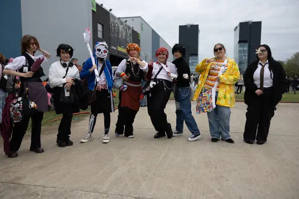 Bükreş, Romanya - 27 Nisan 2025: Doğu Avrupa Comic Con 'da Cosplayers. Çizgi roman, film, TV dizisi, bilim kurgu ve fantezi, oyun, Japon kültürü, Anime, Manga, tahta oyunları, kart oyunları ve son olarak da teknoloji oyunlarını seviyorlar..