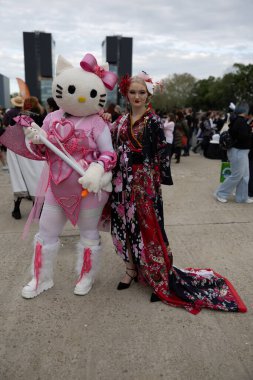 Bükreş, Romanya - 27 Nisan 2025: Doğu Avrupa Comic Con 'da Cosplayers. Çizgi roman, film, TV dizisi, bilim kurgu ve fantezi, oyun, Japon kültürü, Anime, Manga, tahta oyunları, kart oyunları ve son olarak da teknoloji oyunlarını seviyorlar..