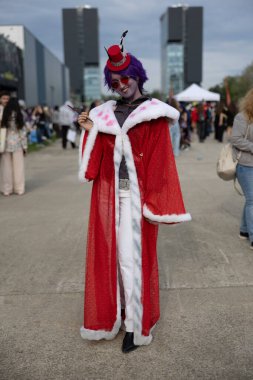 Bükreş, Romanya - 27 Nisan 2025: Doğu Avrupa Comic Con 'da Cosplayers. Çizgi roman, film, TV dizisi, bilim kurgu ve fantezi, oyun, Japon kültürü, Anime, Manga, tahta oyunları, kart oyunları ve son olarak da teknoloji oyunlarını seviyorlar..