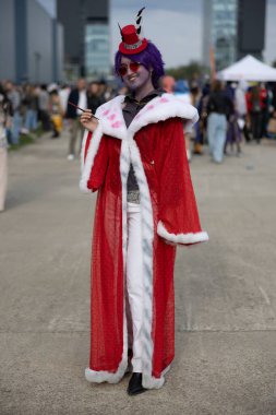 Bükreş, Romanya - 27 Nisan 2025: Doğu Avrupa Comic Con 'da Cosplayers. Çizgi roman, film, TV dizisi, bilim kurgu ve fantezi, oyun, Japon kültürü, Anime, Manga, tahta oyunları, kart oyunları ve son olarak da teknoloji oyunlarını seviyorlar..