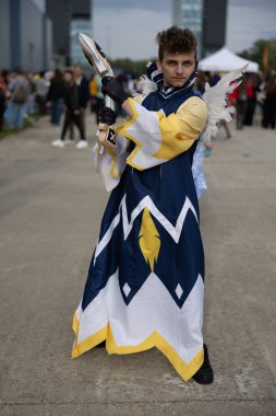 Bükreş, Romanya - 27 Nisan 2025: Doğu Avrupa Comic Con 'da Cosplayers. Çizgi roman, film, TV dizisi, bilim kurgu ve fantezi, oyun, Japon kültürü, Anime, Manga, tahta oyunları, kart oyunları ve son olarak da teknoloji oyunlarını seviyorlar..