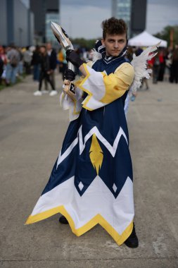 Bükreş, Romanya - 27 Nisan 2025: Doğu Avrupa Comic Con 'da Cosplayers. Çizgi roman, film, TV dizisi, bilim kurgu ve fantezi, oyun, Japon kültürü, Anime, Manga, tahta oyunları, kart oyunları ve son olarak da teknoloji oyunlarını seviyorlar..