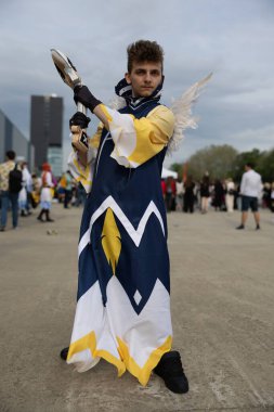 Bükreş, Romanya - 27 Nisan 2025: Doğu Avrupa Comic Con 'da Cosplayers. Çizgi roman, film, TV dizisi, bilim kurgu ve fantezi, oyun, Japon kültürü, Anime, Manga, tahta oyunları, kart oyunları ve son olarak da teknoloji oyunlarını seviyorlar..