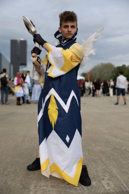 Bükreş, Romanya - 27 Nisan 2025: Doğu Avrupa Comic Con 'da Cosplayers. Çizgi roman, film, TV dizisi, bilim kurgu ve fantezi, oyun, Japon kültürü, Anime, Manga, tahta oyunları, kart oyunları ve son olarak da teknoloji oyunlarını seviyorlar..