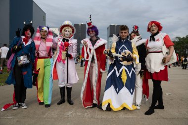 Bükreş, Romanya - 27 Nisan 2025: Doğu Avrupa Comic Con 'da Cosplayers. Çizgi roman, film, TV dizisi, bilim kurgu ve fantezi, oyun, Japon kültürü, Anime, Manga, tahta oyunları, kart oyunları ve son olarak da teknoloji oyunlarını seviyorlar..