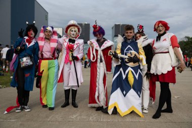 Bükreş, Romanya - 27 Nisan 2025: Doğu Avrupa Comic Con 'da Cosplayers. Çizgi roman, film, TV dizisi, bilim kurgu ve fantezi, oyun, Japon kültürü, Anime, Manga, tahta oyunları, kart oyunları ve son olarak da teknoloji oyunlarını seviyorlar..